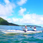 快晴の西表の海を漕ぐ